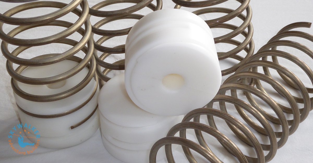 Zipline veerrem installatie met grote metalen spoelen voor betrouwbare en veilige vertraging in een klimpark of adventure park